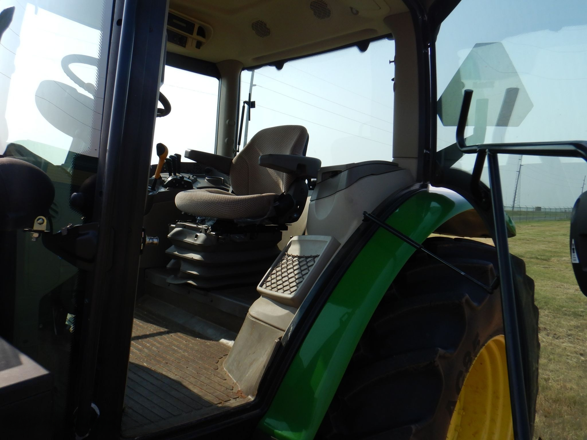John Deere 6105R Tractor thumbnail 8