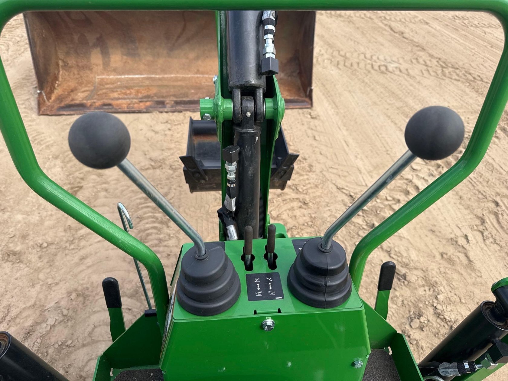 2022 John Deere 3032E thumbnail 8