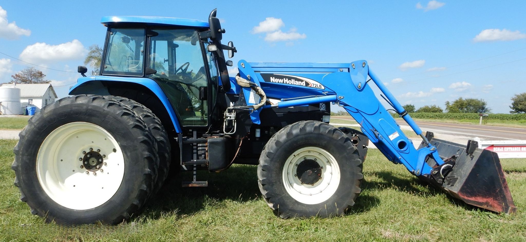 2003 New Holland TM175 MFWD Tractor thumbnail 2
