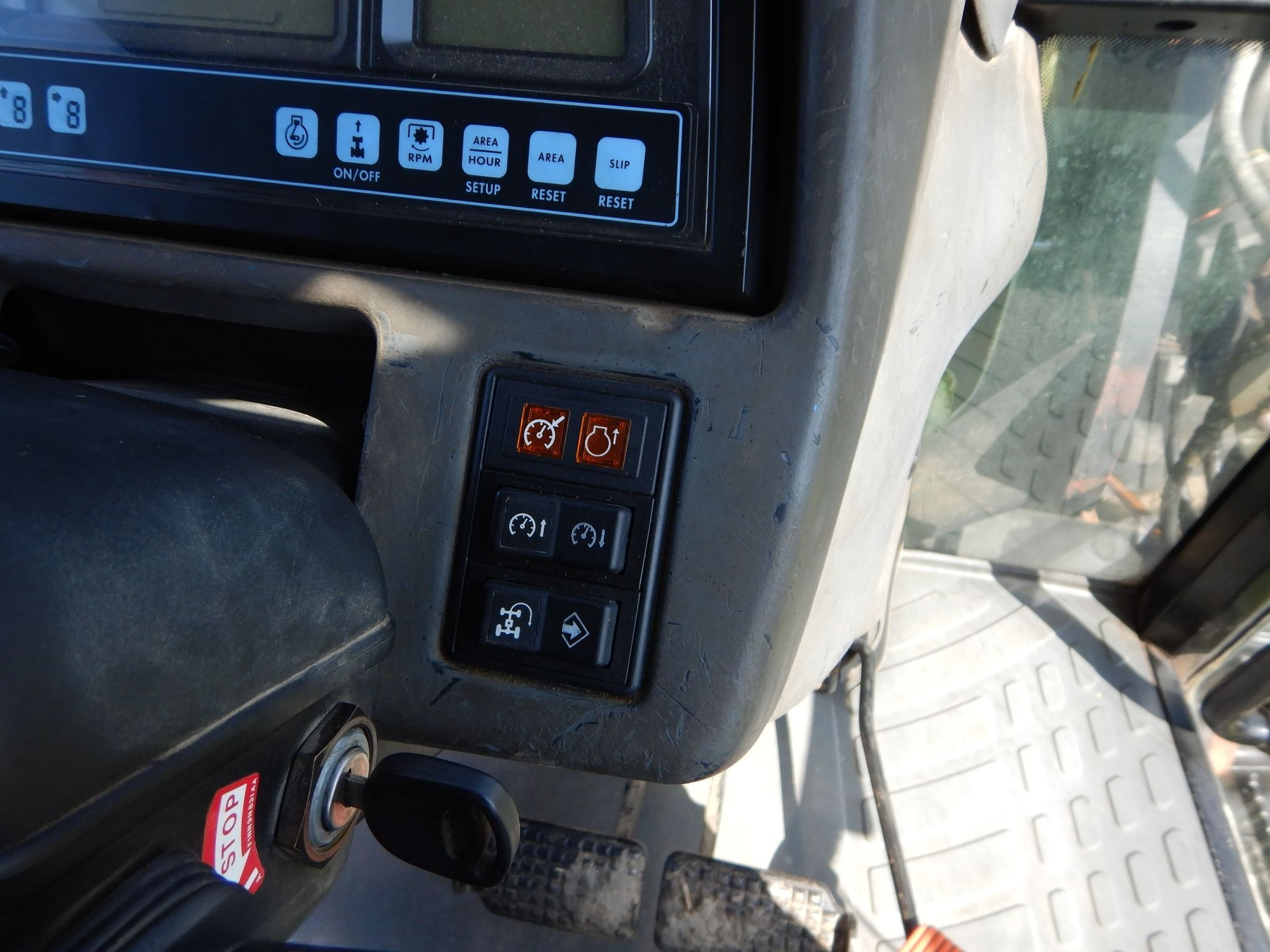 2003 New Holland TM175 MFWD Tractor thumbnail 8
